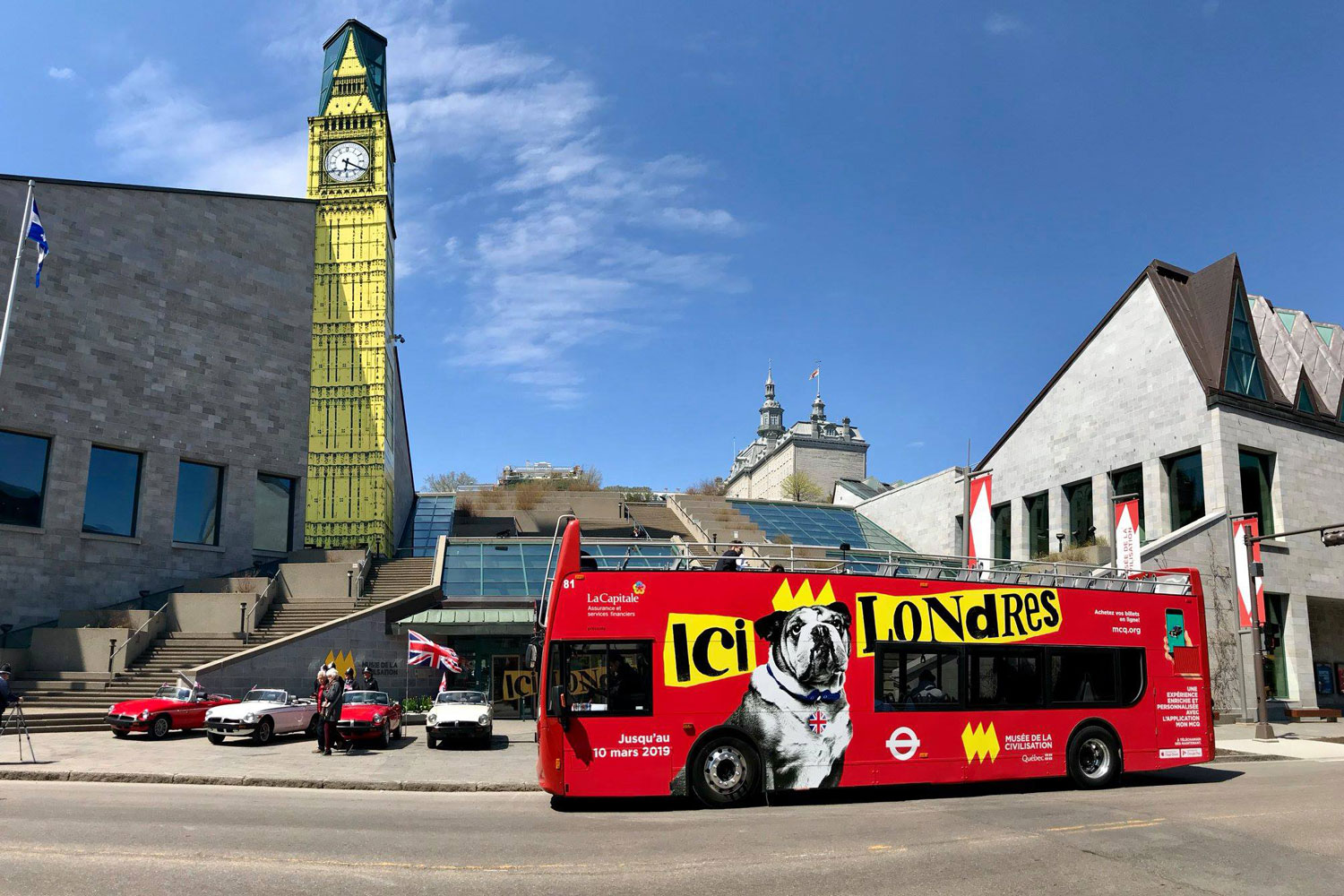 Les Tours du Vieux-Québec ont apporté leur contribution lors de l'inauguration en mettant à disposition du Musée l'autobus rouge faisant la promotion de l'exposition Ici Londres.
Photo : Marie-Claude Mailhiot