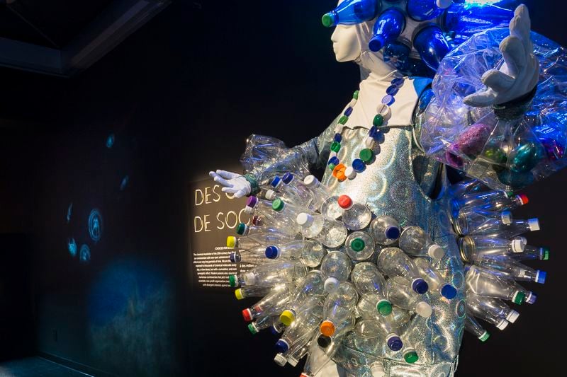 Robe faite de bouteilles recyclées présentée dans l'exposition «Venenum, un monde empoisonné».