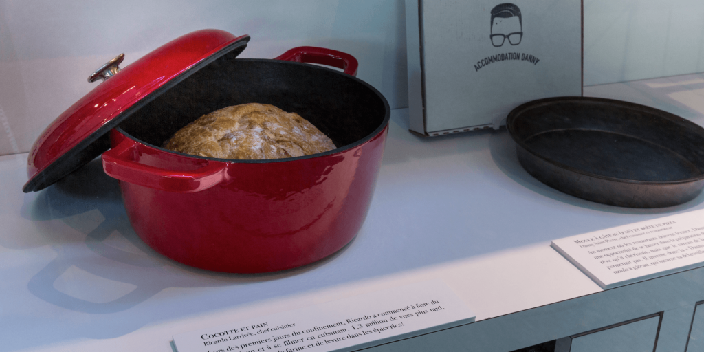 Photographie d'une cocotte en fonte émaillée et d'un pain concocté par le chef Ricardo.